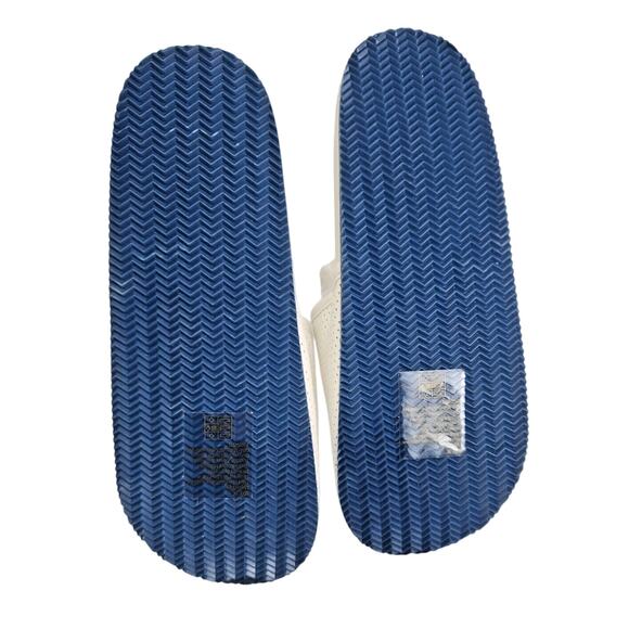 Janie and Jack Embossed Pool Slide (Toddler/Little Big Kid) Flat Sandal Size 3 - Picture 2 of 4